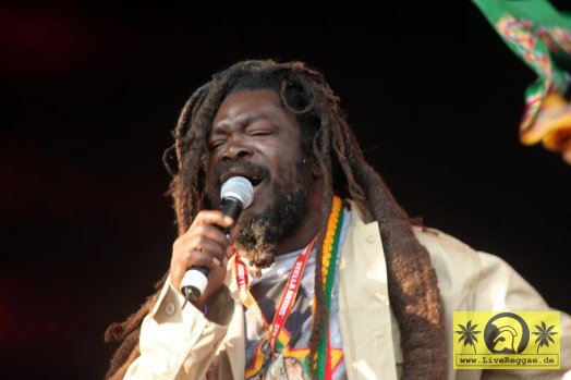 Ricky Chaplin (Jam) with Mafia and Fluxie - Reggae Geel Festival, Belgien 05. August 2006 (8).jpg
